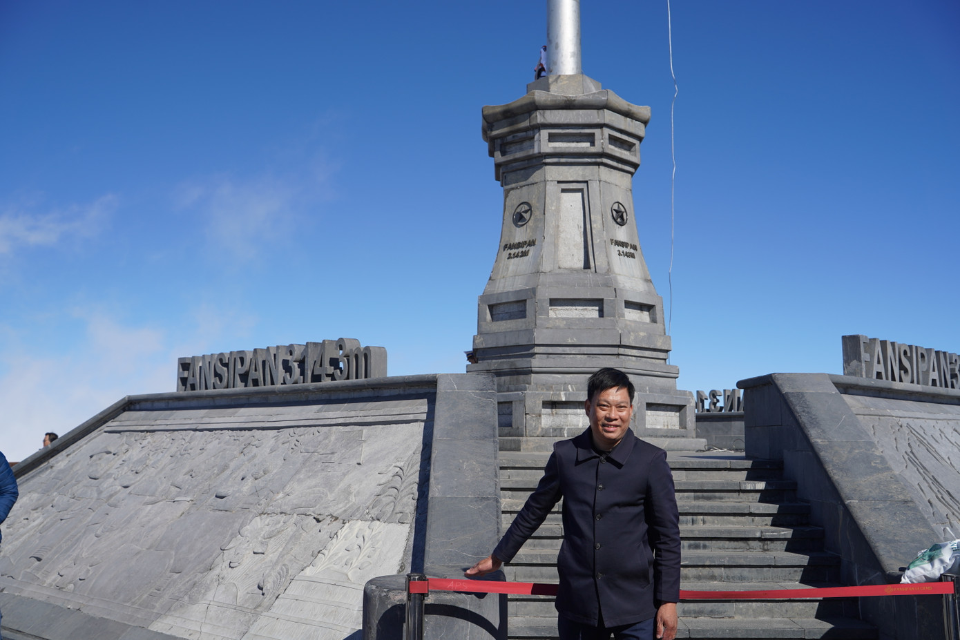 Anh Nguyễn Quang Thủy (tỉnh Kon Tum) cho biết, đây là lần đầu anh được đến tham quan ở đỉnh Fansipan. "Tôi thấy quê hương, đất nước mình thật hùng vĩ, thật đẹp. Có thể nói, càng đi càng thấy yêu quý quê hương mình, càng thấy hãnh diện, tự hào về quê hương Việt Nam", anh Thủy nói.