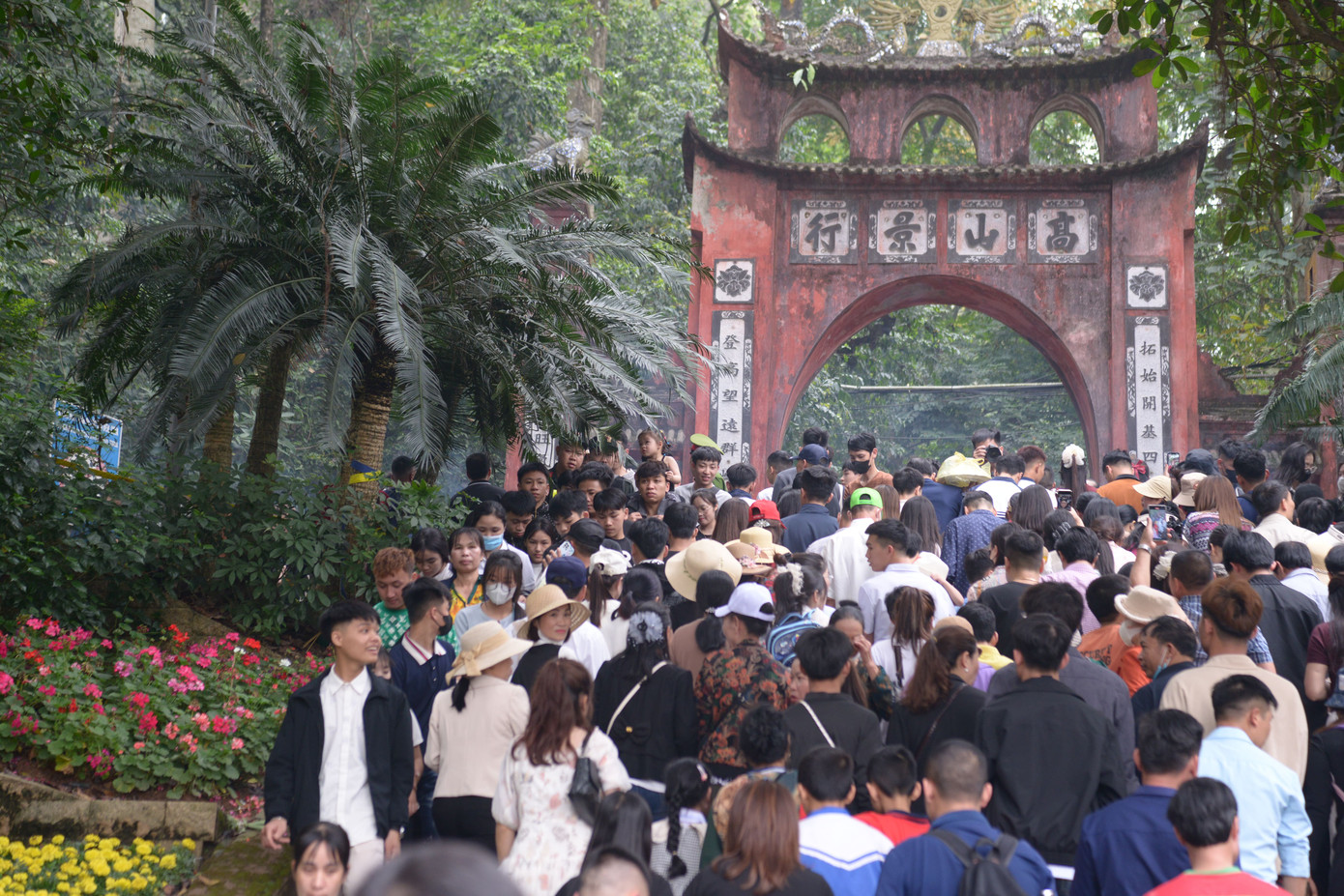 Theo ông Phạm Tiến Đạt, Giám đốc Khu di tích lịch sử Đền Hùng cho biết hôm nay (6/4) du khách trong cả nước về dâng hương Vua Hùng tăng cao, gấp 4 đến 5 lần so với ngày 5/4.