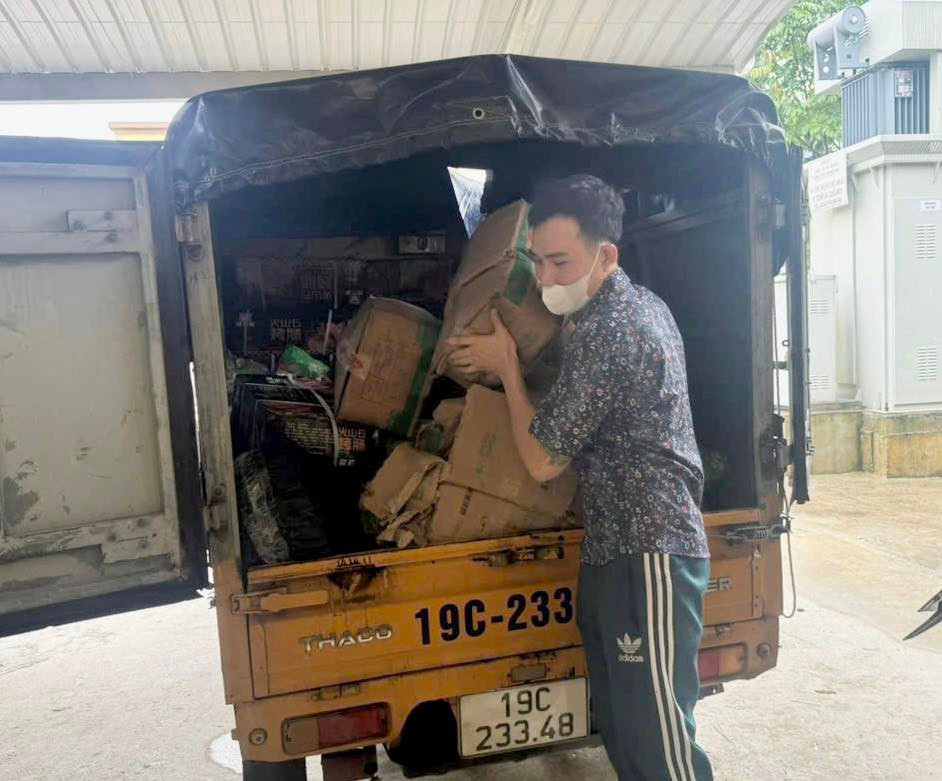 Ông Lý Tiến Công (Sinh năm 1989, trú tại huyện Chiêm Hóa, tỉnh Tuyên Quang) điều khiển xe ô tô chở gần 1 tấn xúc xích các loại không rõ nguồn gốc.