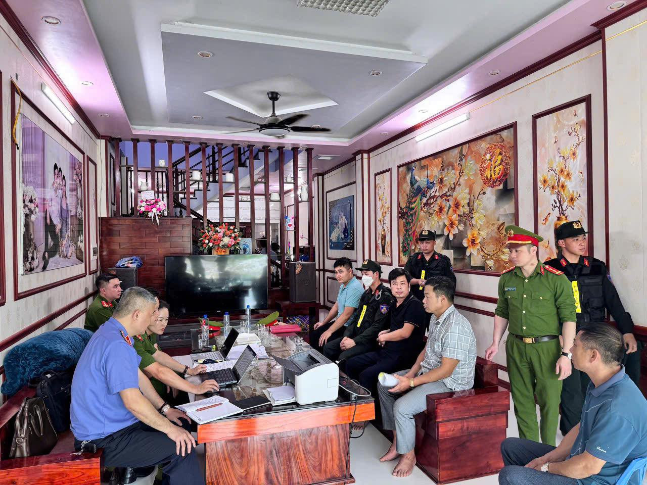 Lực lượng chức năng đọc quyết định khởi tố vụ án, khởi tố bị can khám xét nơi ở đối với Lê Văn Toàn. Ảnh: Công an tỉnh Hà Giang.