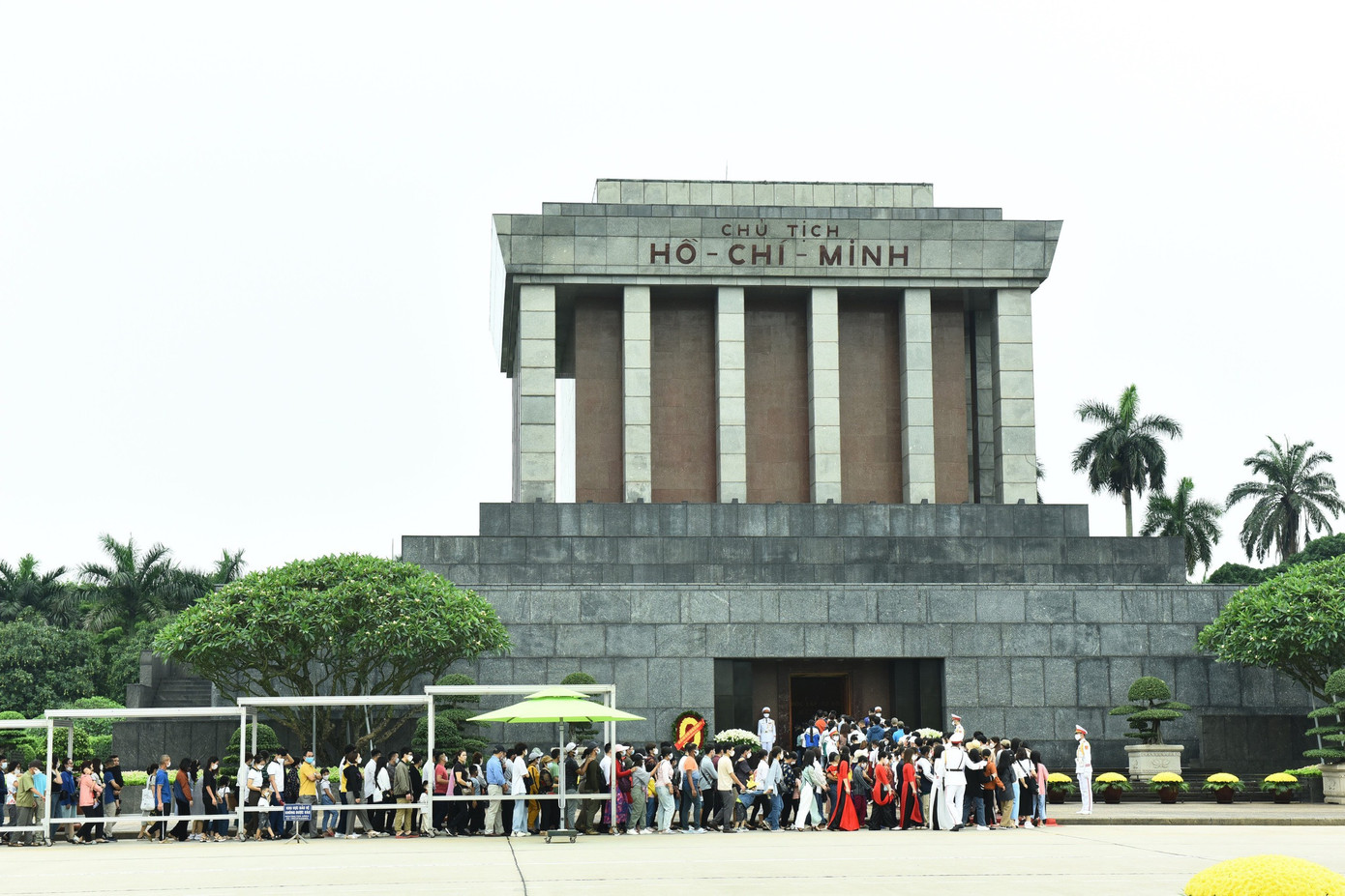 Sáng sớm 30/4, dòng người từ khắp các tỉnh thành trên cả nước và du khách nước ngoài đến thăm Lăng viếng Chủ tịch Hồ Chí Minh đã xếp hàng dài.