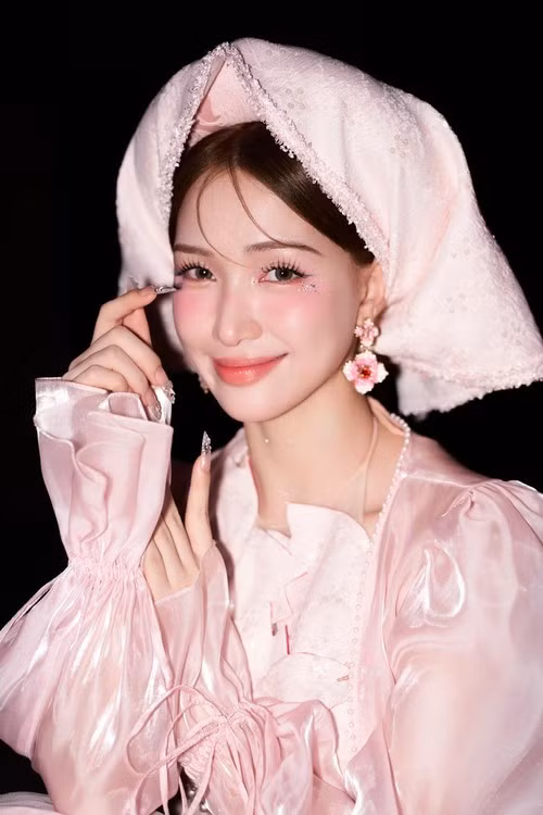 Ca sĩ Hòa Minzy sẽ góp mặt trong chương trình “Non sông gấm vóc – Một dải vinh quang” diễn ra tại Điện Biên vào ngày 3/5 tới.