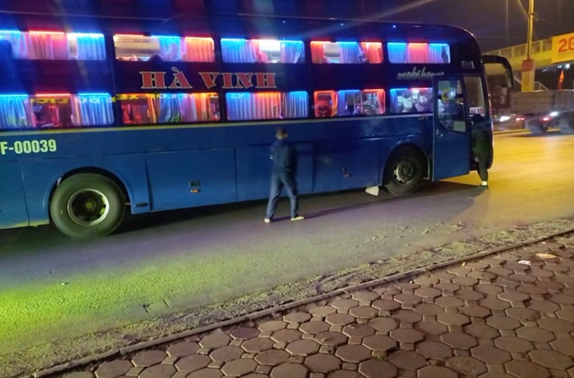 Nhà xe Hà Vinh tấp vào lề đường đón khách... Nhà xe Hà Vinh tấp vào lề đường đón khách...