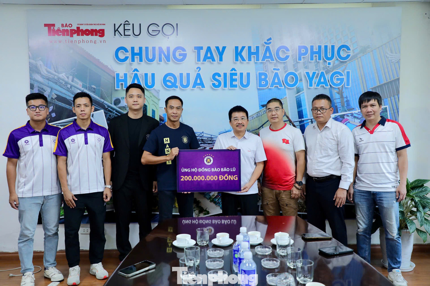CLB bóng đá Hà Nội ủng hộ 200 triệu đồng đến đồng bào chịu ảnh hưởng bởi bão cơn bão số 3. Báo Tiền Phong trao thư cảm ơn đến CLB bóng đá Hà Nội đã chung tay cùng đồng bào khắc phục hậu quả lũ lụt.