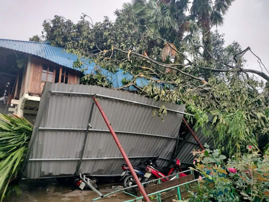 Lốc xoáy làm sập, tốc mái nhà nhiều hộ dân tại tỉnh Tuyên Quang. Ảnh: NDCC. Lốc xoáy làm sập, tốc mái nhà nhiều hộ dân tại tỉnh Tuyên Quang. Ảnh: NDCC.