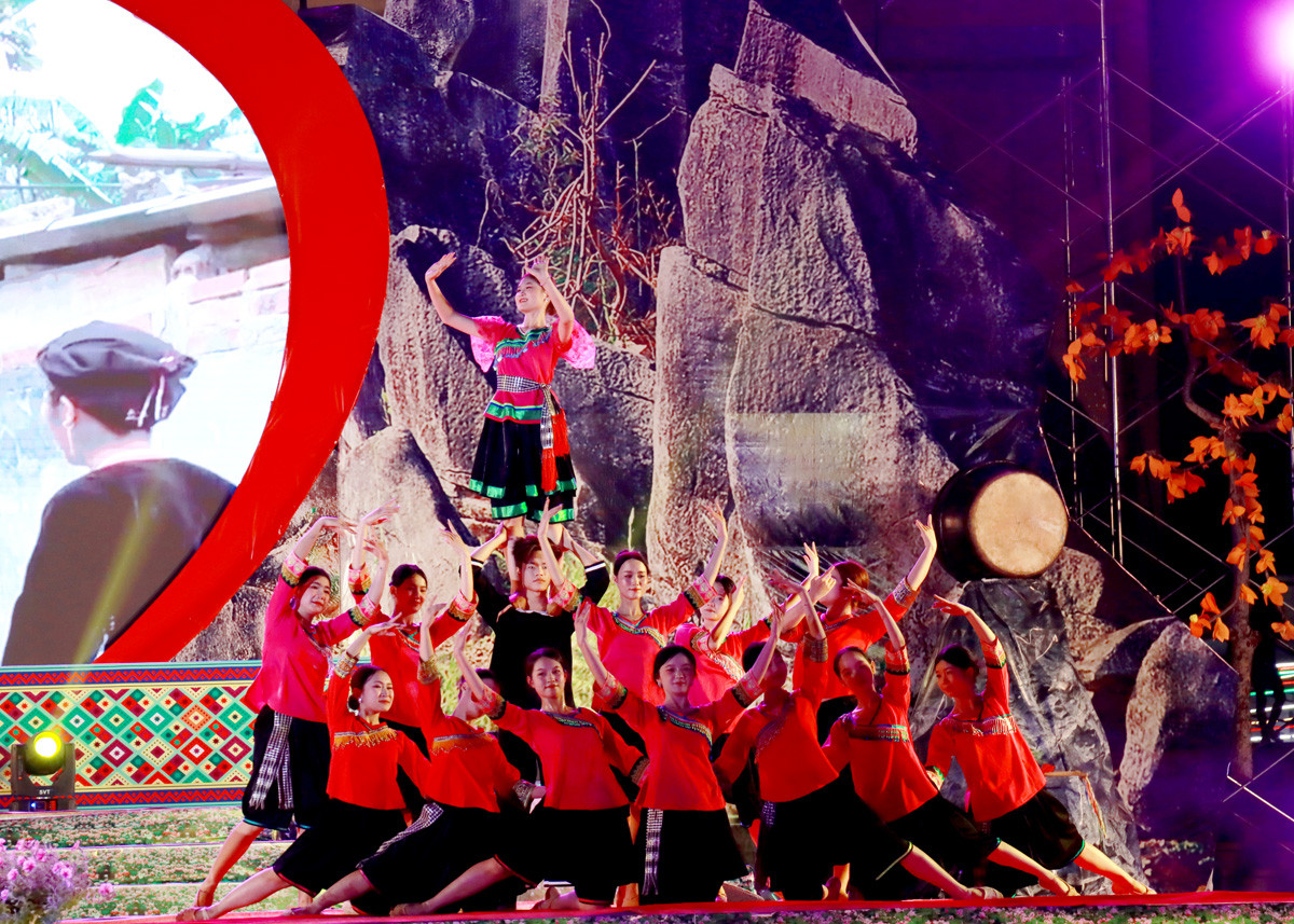 Chương trình nghệ thuật có chủ đề Khâu Vai ngày trở lại. Ảnh: Trần Kế.