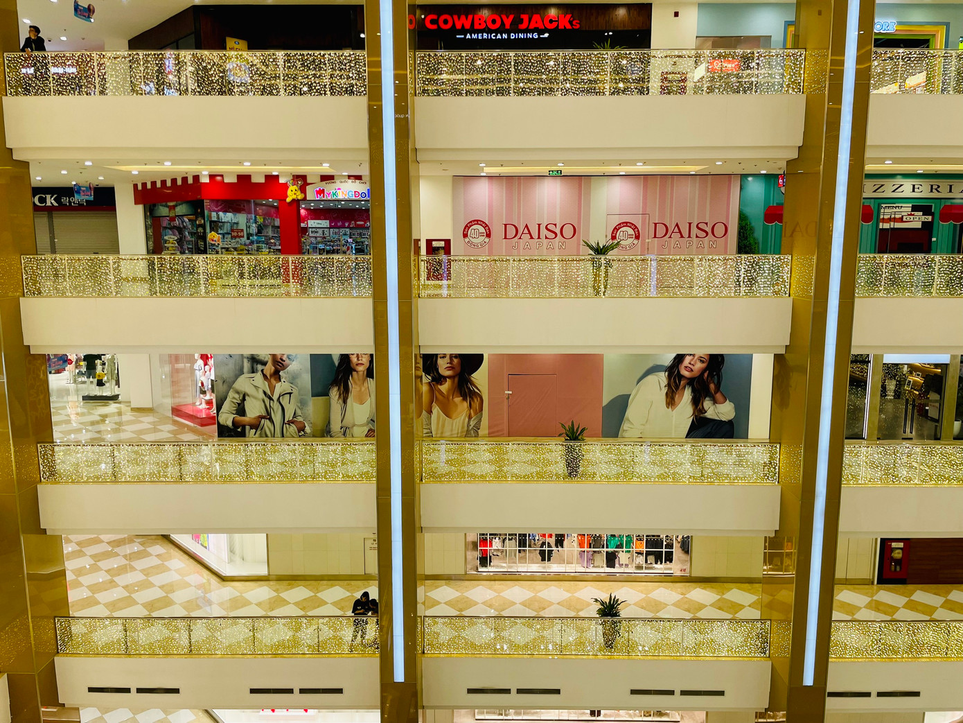 Trong khi, nhiều gian hàng thời trang, đồ gia dụng, nội thất... cũng đang dừng hoạt động hoặc hoạt động cầm chừng.