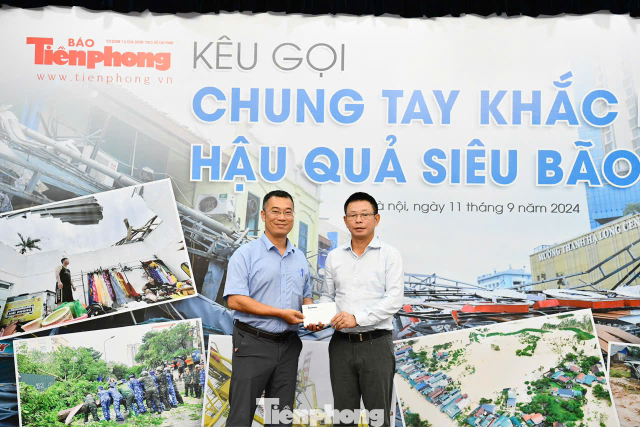 Ông Đào Việt Dũng, Phó Giám đốc Công ty Xe điện Hà Nội ủng hộ 10 triệu đồng.