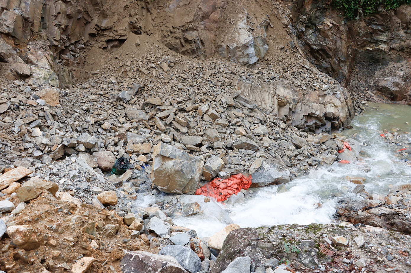 Hiện trường vụ sạt lở công trường thủy điện tại Lai Châu. Hiện trường vụ sạt lở công trường thủy điện tại Lai Châu.
