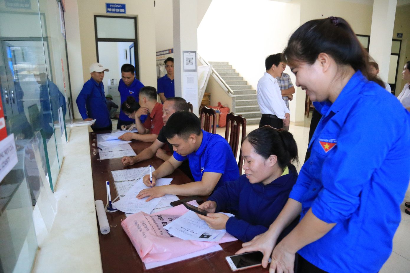 Đoàn viên, thanh niên giúp người dân điền thông tin trên giấy tờ. Ảnh: Thành Đạt