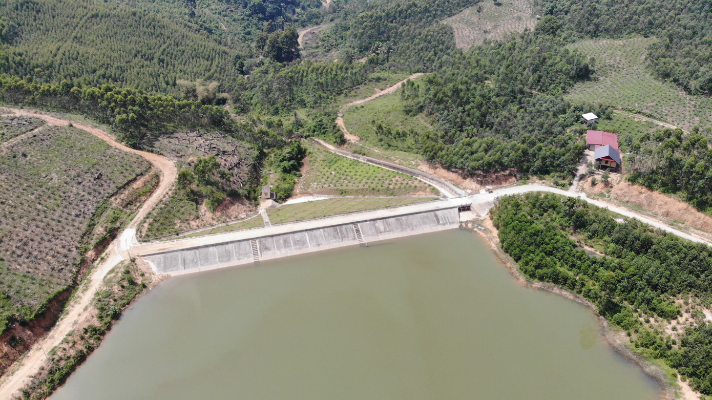 Ông Dương Anh Chung, Chủ tịch UBND xã Phú Lương cho biết, do địa phương mới sáp nhập đơn vị hành chính, nhiều cán bộ, nhân sự còn mới nên xã chưa nắm đầy đủ thông tin. Thời gian tới, xã sẽ tổ chức kiểm tra, ghi nhận thực tế các ảnh hưởng của công trình đập thủy lợi đối với đời sống và sản xuất của người dân. &quot;Những vấn đề thuộc thẩm quyền của xã sẽ được xử lý ngay, còn những nội dung vượt quá phạm vi sẽ được báo cáo lên cấp có thẩm quyền để xem xét, giải quyết&quot;, ông Chung nói.