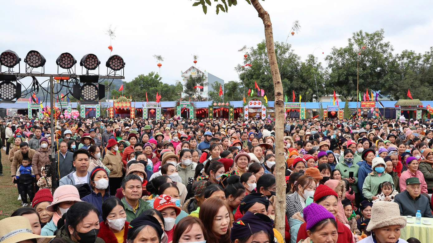 Hàng nghìn người dân, du khách đến tham gia, chiêm ngưỡng lễ hội.