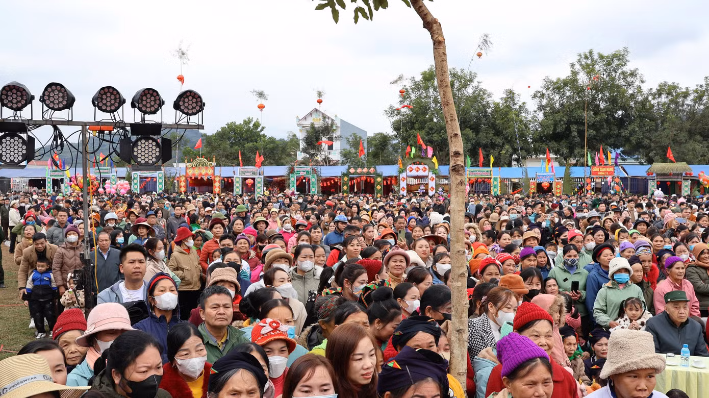 Hàng nghìn người dân, du khách đến tham gia, chiêm ngưỡng lễ hội.