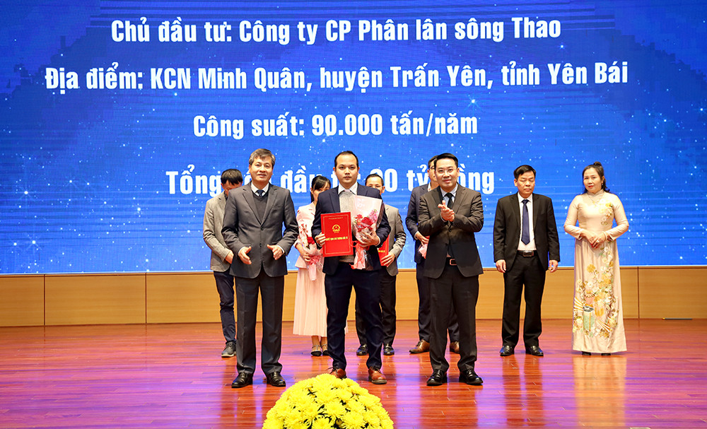 Chủ tịch UBND tỉnh Yên Bái Nguyễn Tuấn Anh trao quyết định chấp thuận chủ trương đầu tư cho 7 dự án thuộc các lĩnh vực. Ảnh: Cổng thông tin Yên Bái.