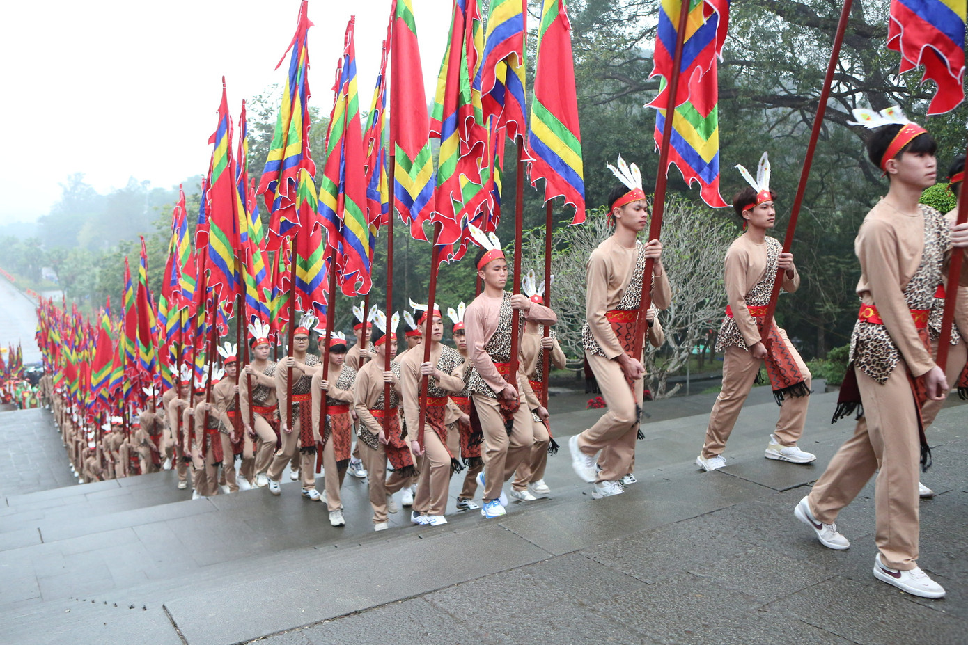 Theo sau là 18 thiếu nữ mặc áo dài đỏ mang hương, hoa, lễ vật và 100 con Lạc, cháu Hồng trong trang phục cổ, tay giương cao cờ hội, sau đó là đoàn 100 nam sinh mặc trang phục khố, đai và đội mũ theo phong cách thời kỳ Hùng Vương.