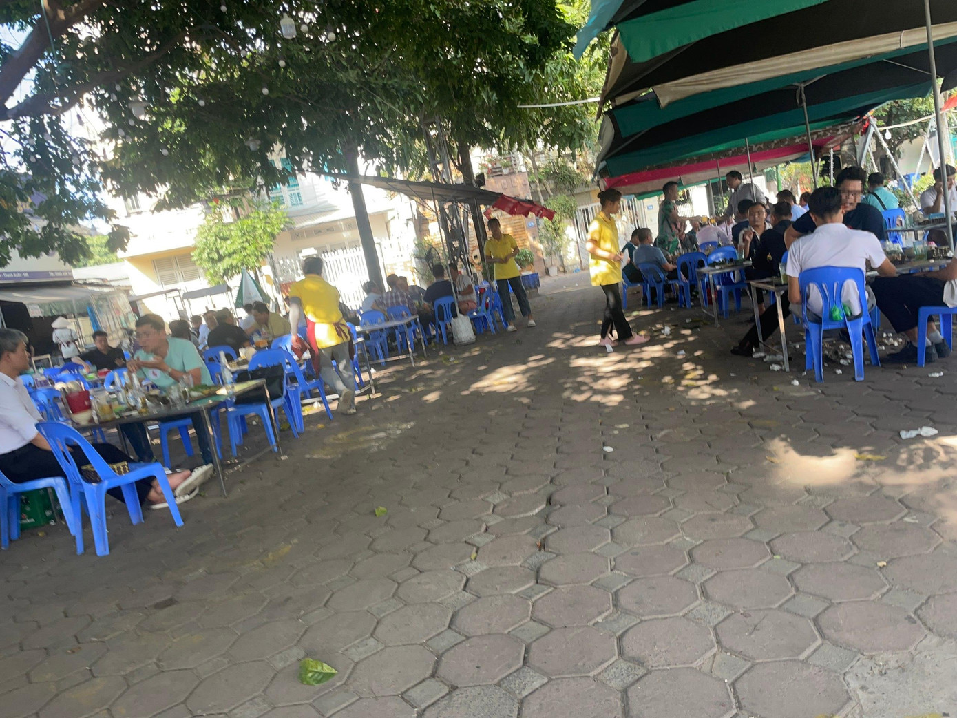 Hồ điều hòa này là nơi vừa chứa nước mưa, tạo cảnh quan và là nơi đi bộ, tập thể dục nhưng bị biến thành chỗ ăn nhậu nhiều năm nay.