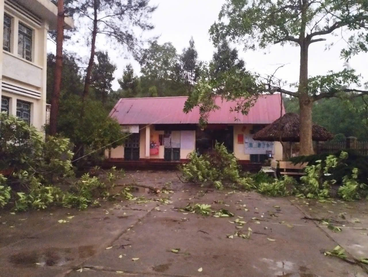 Mưa dông, lốc xoáy gây nhiều thiệt hại trên địa bàn huyện Bảo Yên, tỉnh Lào Cai. Ảnh: NDCC. Mưa dông, lốc xoáy gây nhiều thiệt hại trên địa bàn huyện Bảo Yên, tỉnh Lào Cai. Ảnh: NDCC.