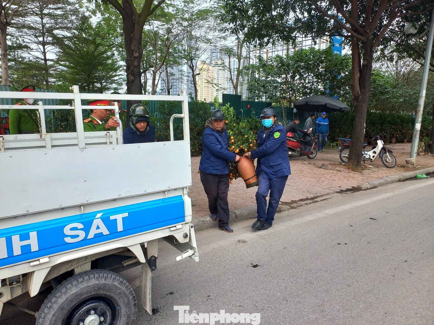 Công an phường Trung Văn xử lý các trường hợp vi phạm lấn chiếm vỉa hè trên tuyến đường Tố Hữu.