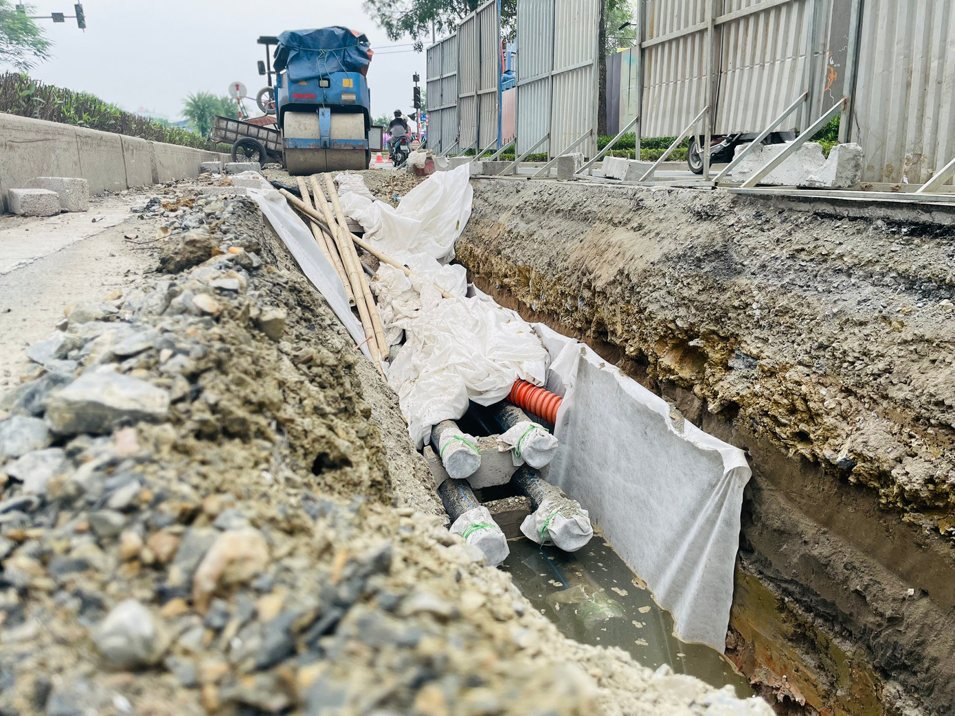 Công trường được quây 3 mặt, với biển báo "công trường đang thi công" mà không hề có các thông tin về tên công trình, chủ đầu tư, đơn vị thi công...