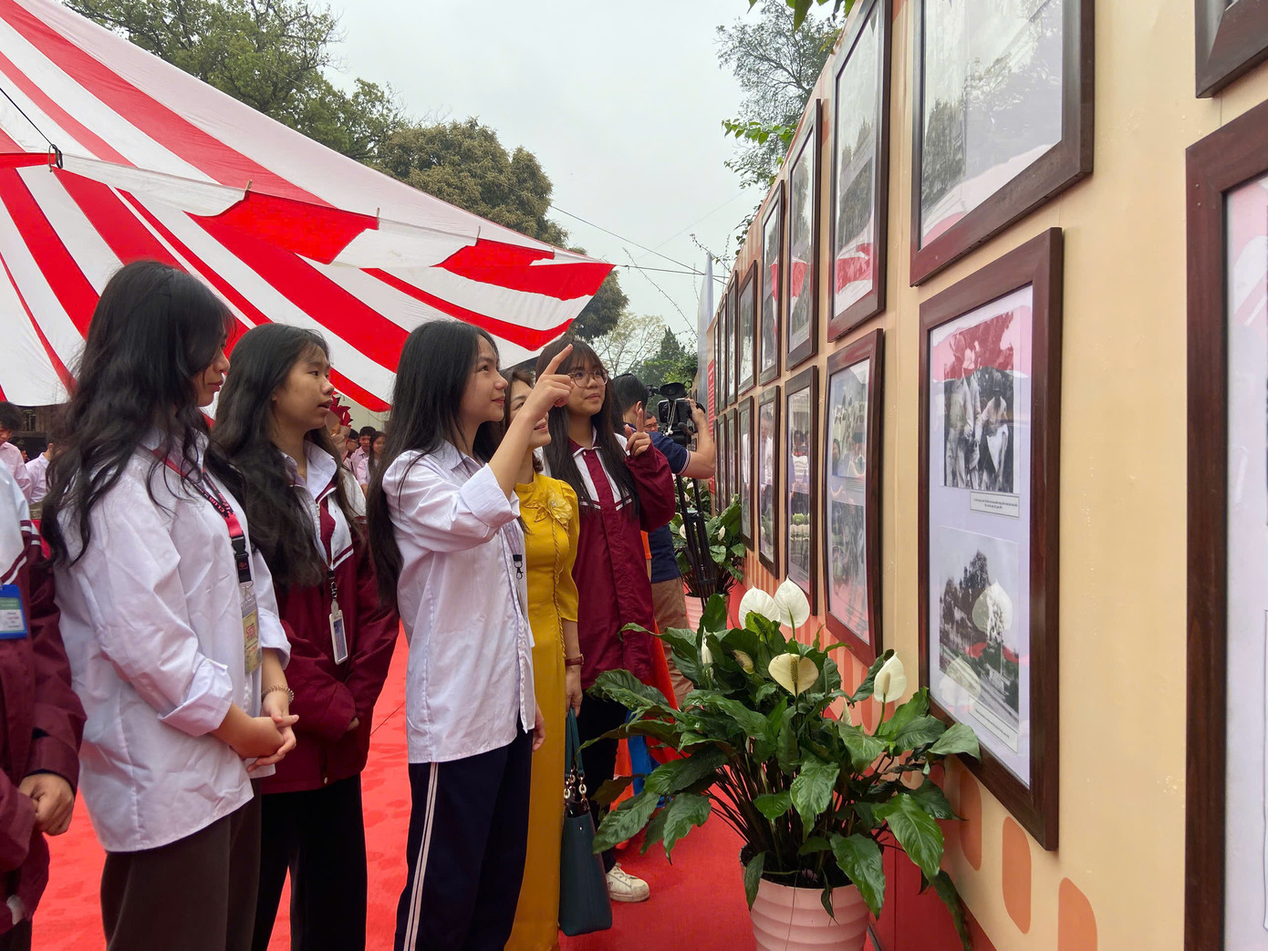 Tỉnh Yên Bái trưng bày hơn 200 hiện vật, hình ảnh tư liệu, tài liệu khoa học, hiện vật về quá trình hình thành, phát triển của tỉnh, thu hút đông đảo người dân, học sinh tham gia, tìm hiểu. Tỉnh Yên Bái trưng bày hơn 200 hiện vật, hình ảnh tư liệu, tài liệu khoa học, hiện vật về quá trình hình thành, phát triển của tỉnh, thu hút đông đảo người dân, học sinh tham gia, tìm hiểu.