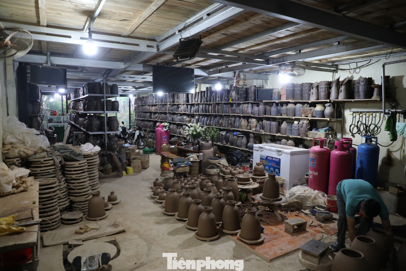 Gốm Hương Canh được làm từ đất sét xanh, khai thác tại địa phương, nung nhiệt độ cao được gọi là gốm sành. Gốm sành Hương Canh không dùng men nhưng vẫn đạt được độ sáng bóng.