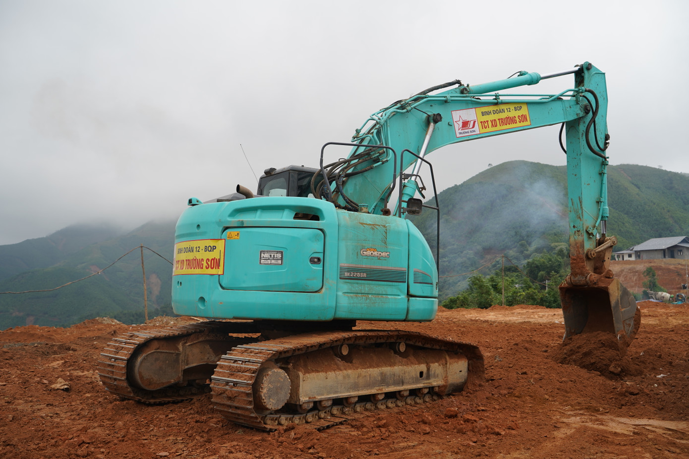 Công nhân, máy móc hoạt động liên tục, gấp rút hoàn thành các hạng mục.