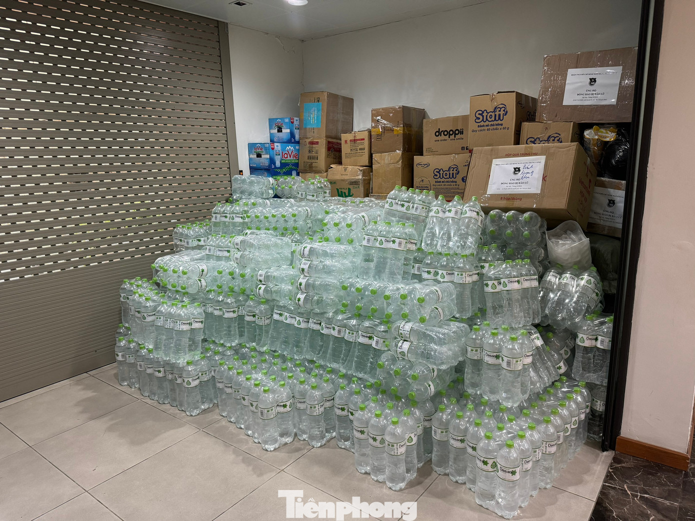 Các mặt hàng gửi cho chuyến xe chiều nay gồm các mặt hàng thiết yếu như nước, thuốc, ủng, hộp pate, băng vệ sinh, bỉm... và nhiều hàng hóa khác.