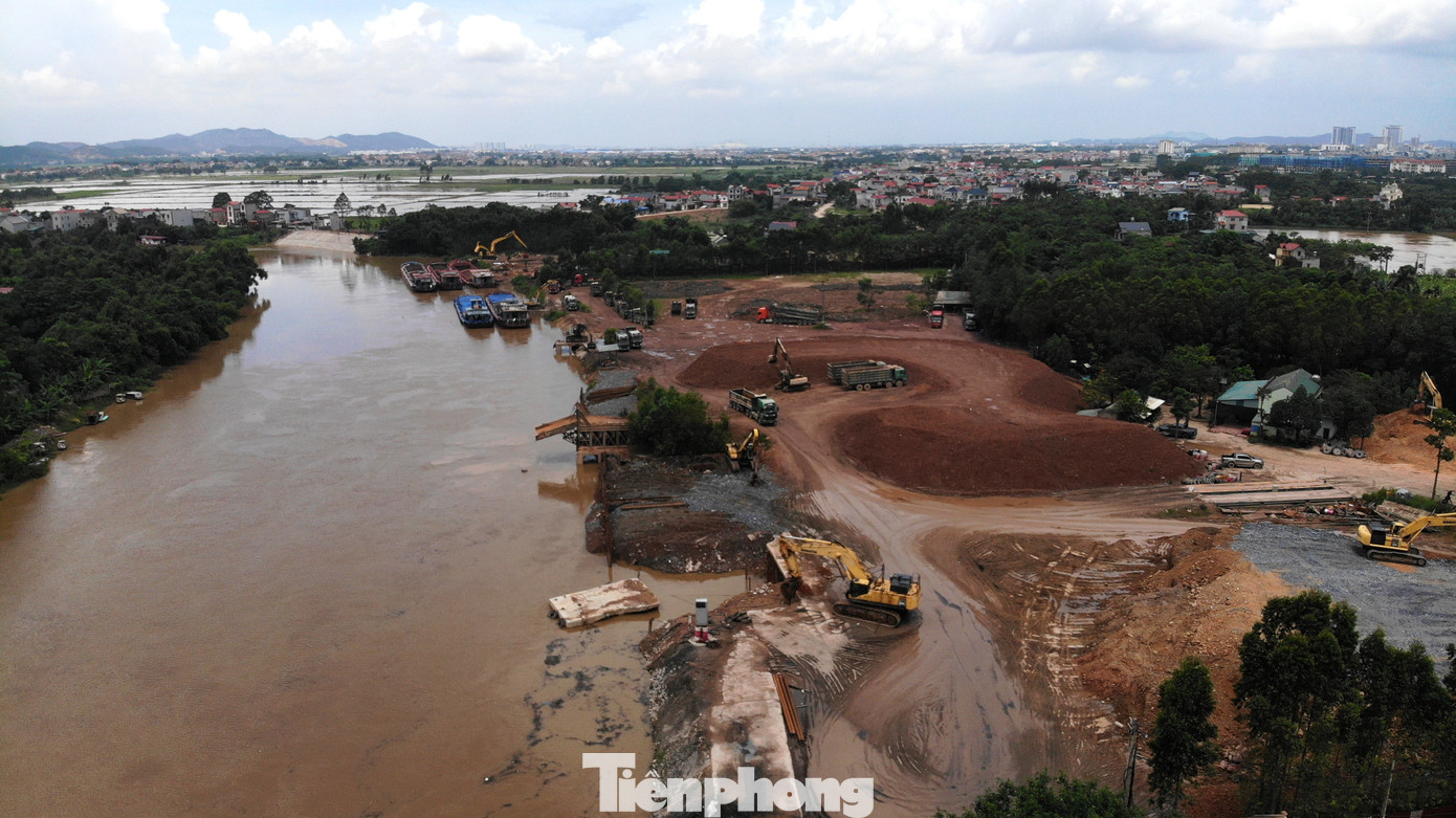 Tương tự, trên bờ sông Thương, đoạn từ xã Hương Gián đến cầu Bến Đám xã Xuân Phú (huyện Yên Dũng, Bắc Giang) các bến lậu vẫn tấp nập tàu bè bốc hàng.
