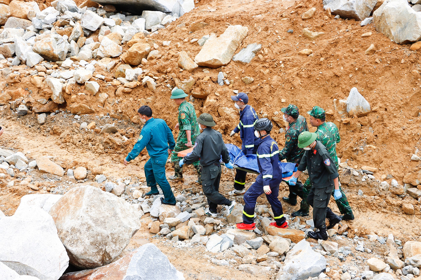 Lực lượng cứu nạn đưa thi thể nạn nhân ra khỏi hiện trường vụ sạt lở. Ảnh: Công an tỉnh Lai Châu.