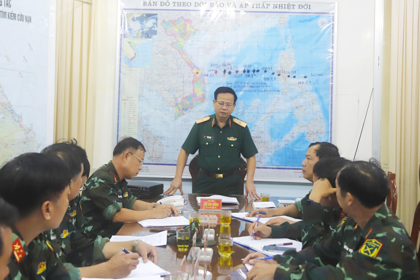 Thiếu tướng Hứa Văn Tưởng - Phó Tư lệnh Quân khu 5 chủ trì cuộc họp tại sở chỉ huy tiền phương (Quảng Nam).