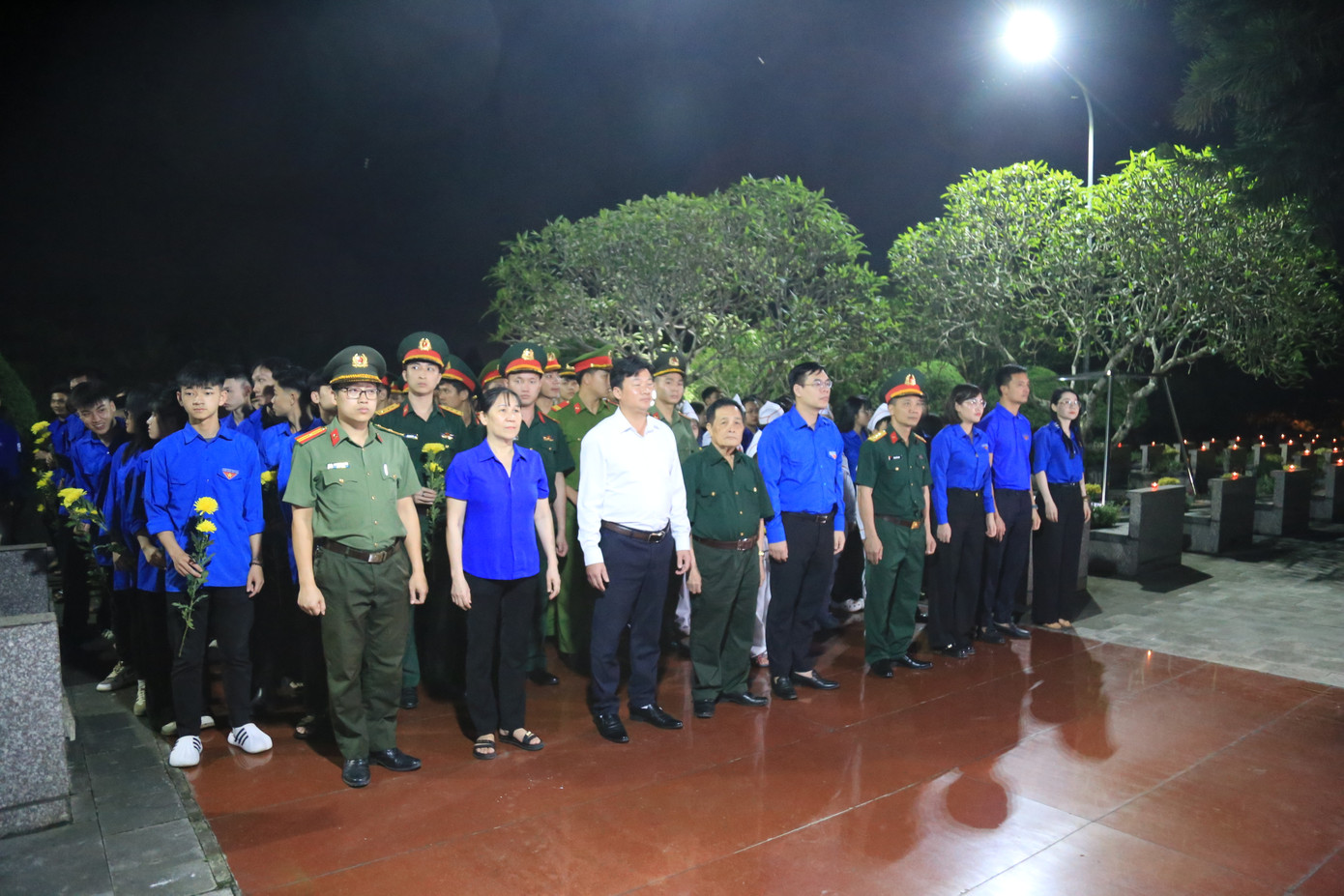 Bí thư Tỉnh Đoàn Yên Bái Hà Đức Hải cùng các đoàn viên, thanh niên dâng hương, thắp nến tại nghĩa trang liệt sỹ. Bí thư Tỉnh Đoàn Yên Bái Hà Đức Hải cùng các đoàn viên, thanh niên dâng hương, thắp nến tại nghĩa trang liệt sỹ.