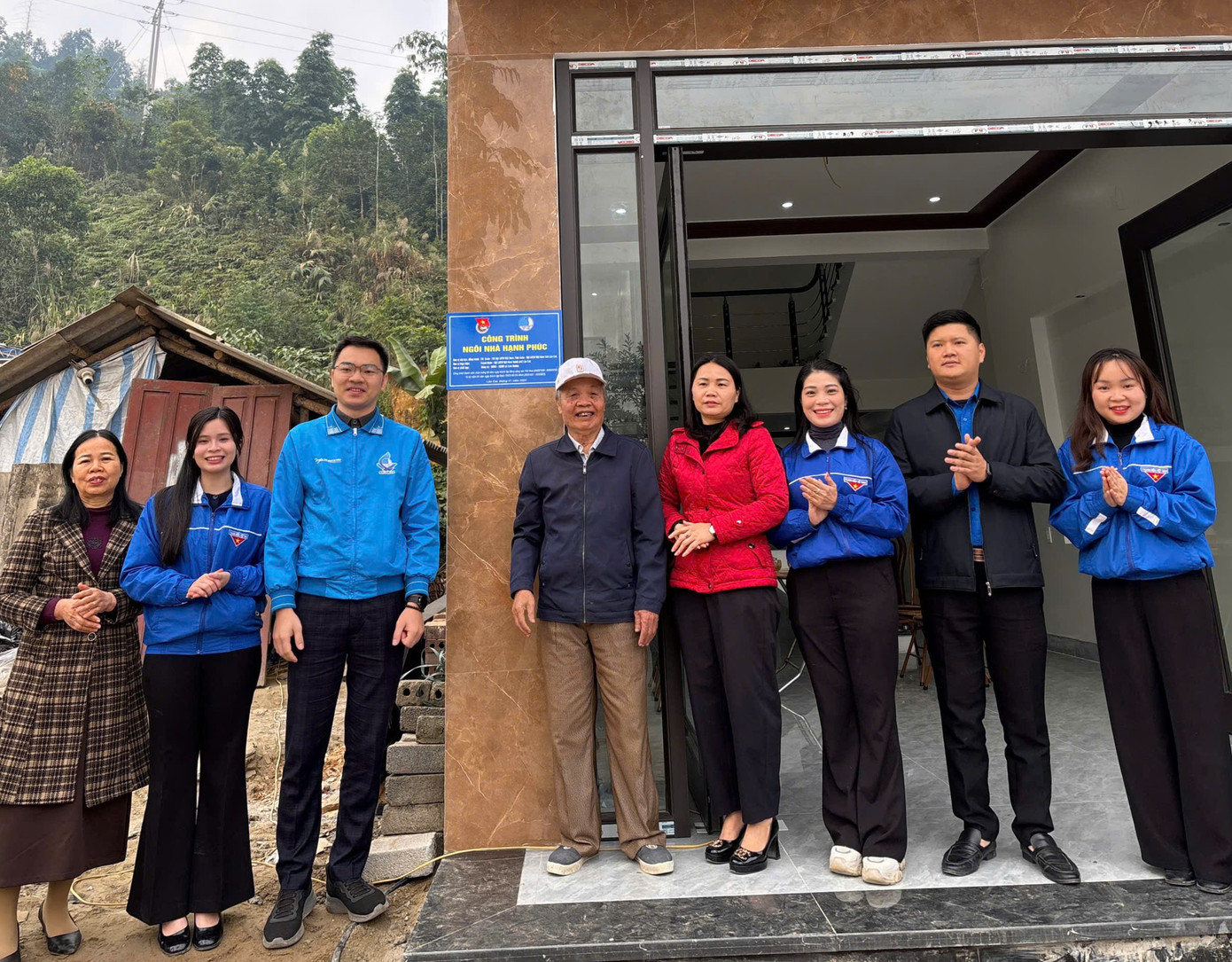 Ngôi nhà rộng rãi, khang trang được bàn giao cho người dân vào dịp trước Tết nguyên đán.