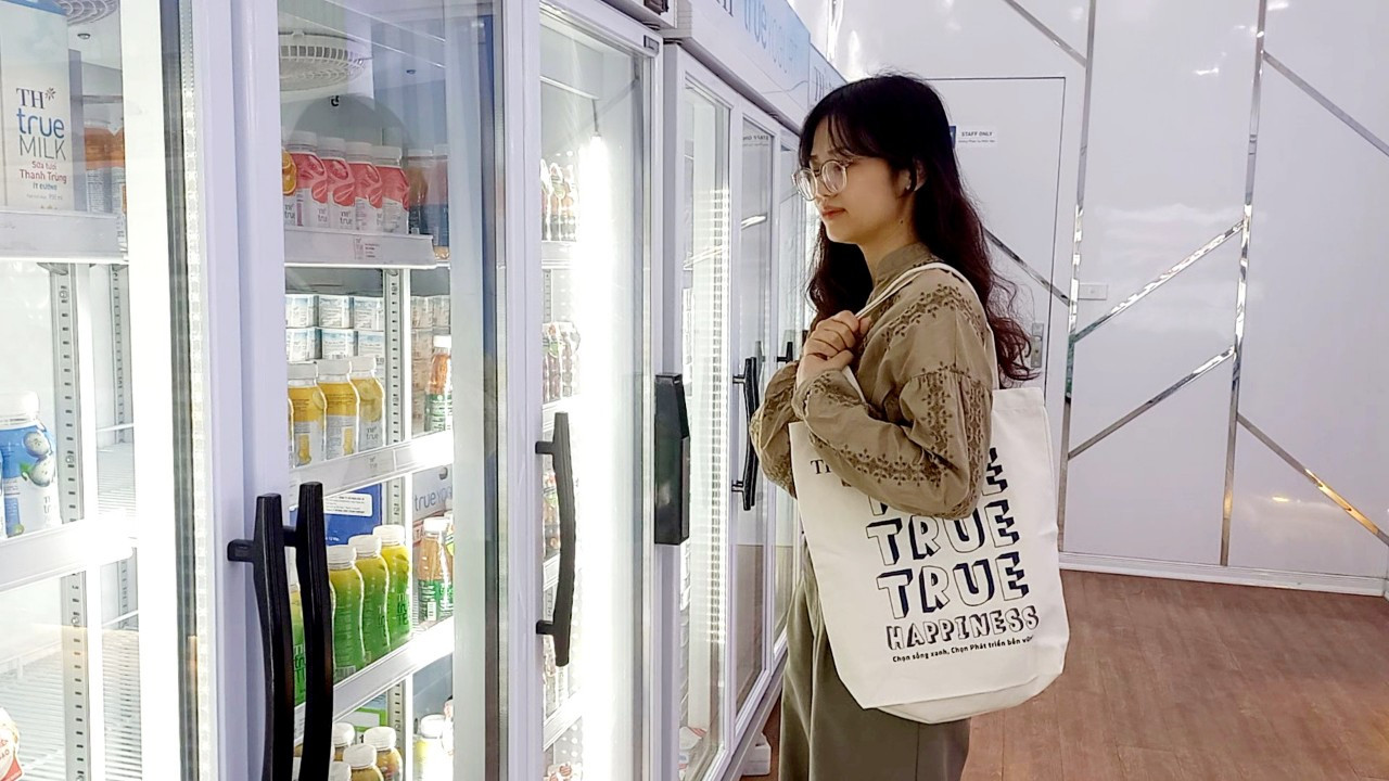 Chiếc túi vải canvas (có thể sử dụng nhiều lần, thay cho túi nilon dùng 1 lần) Tập đoàn TH tặng khách hàng khi tham gia chương trình “Thu gom vỏ hộp, lan tỏa sống xanh” đã trở thành vật dụng yêu thích của Khuê Anh.
