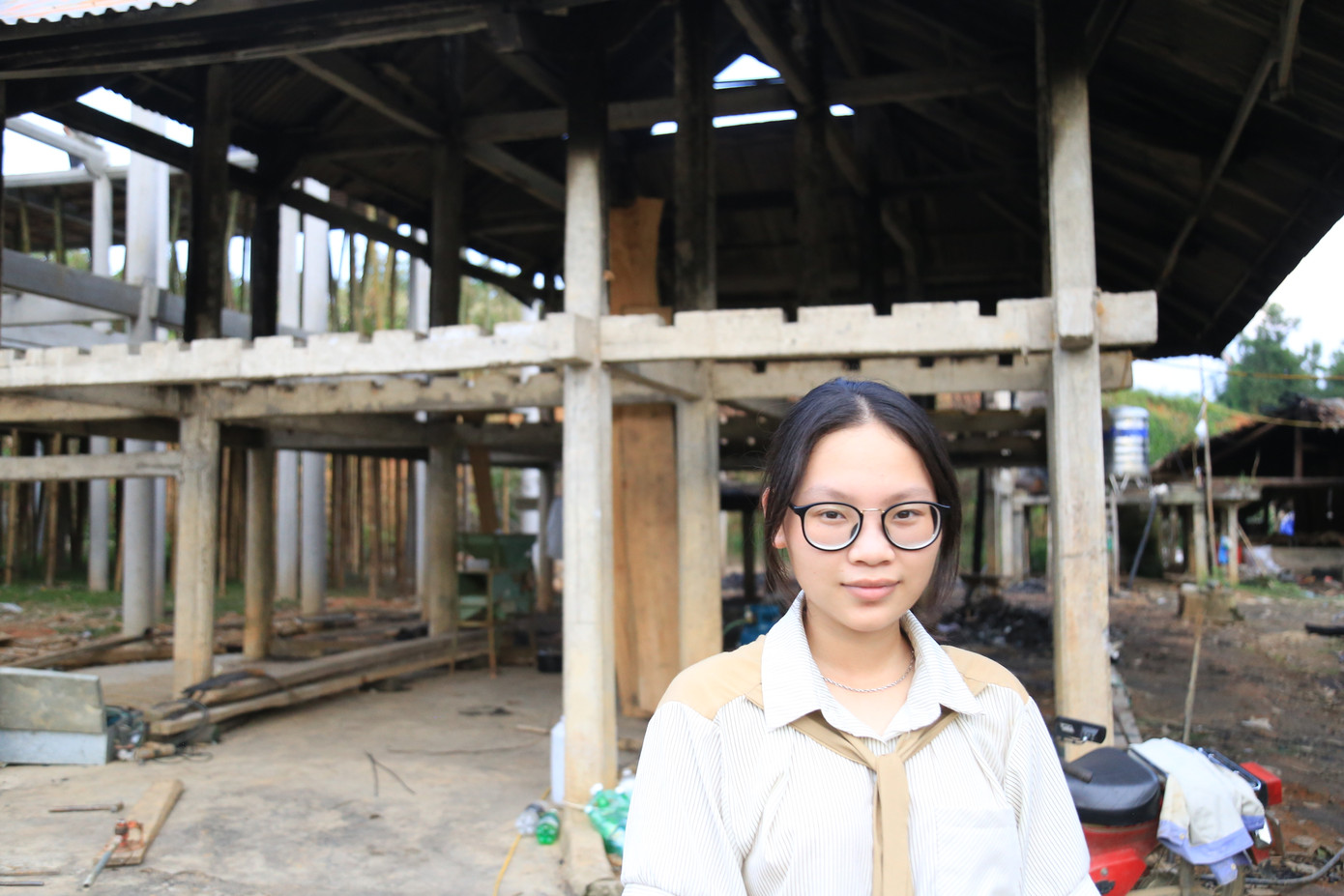 Thí sinh Tướng Thị Đang trước căn nhà bị thiêu rụi. Thí sinh Tướng Thị Đang trước căn nhà bị thiêu rụi.