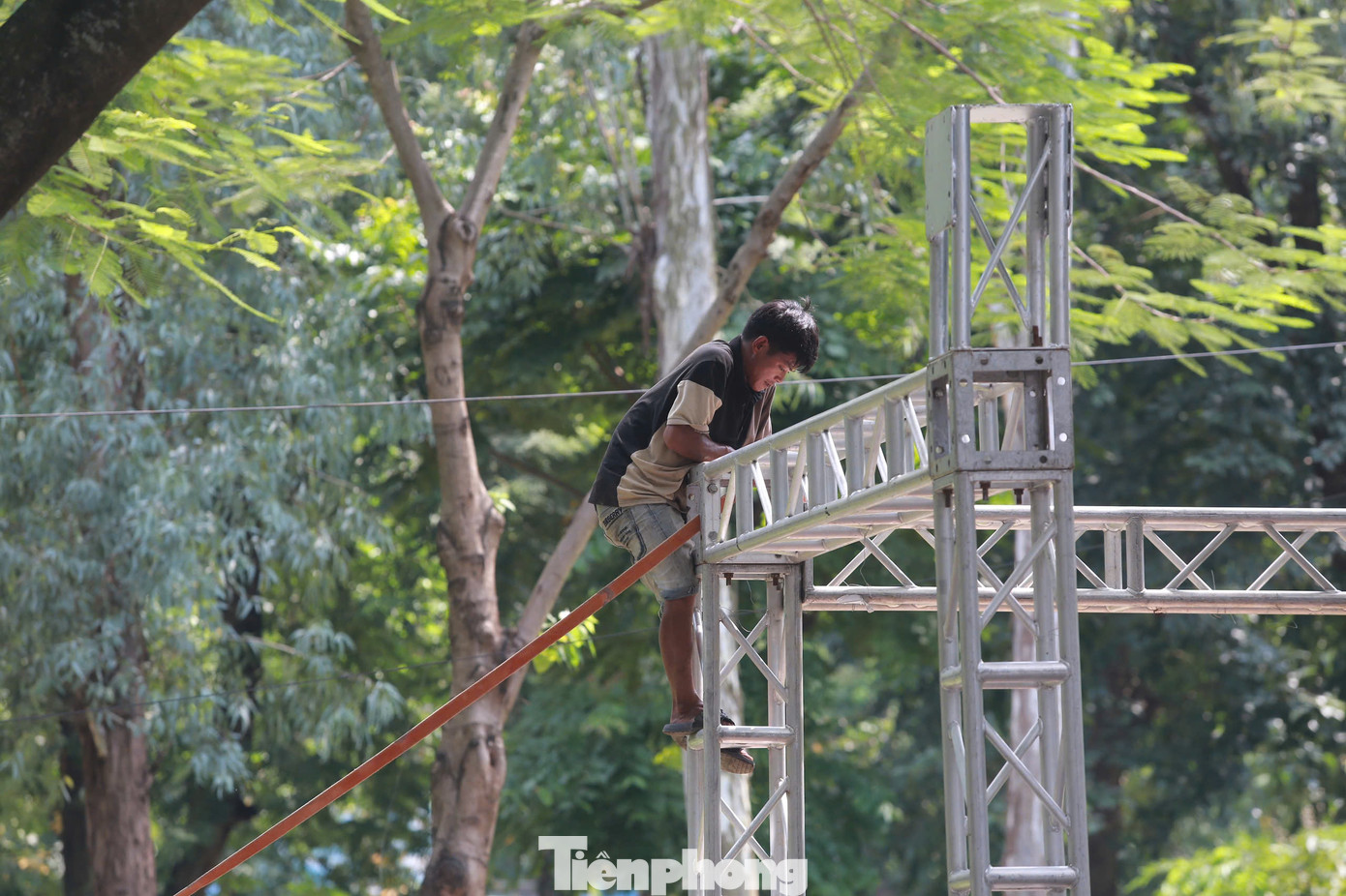 Như Tiền Phong đã phản ánh, sau khi chương trình Lễ hội quà tặng du lịch Hà Nội năm 2024 với chủ đề “Hà Nội đến để yêu - Thức quà Hà Nội” tổ chức tại phố đi bộ Trần Nhân Tông (quận Hai Bà Trưng, Hà Nội) kết thúc, sáng 26/8, nhiều gian hàng đã được tháo dỡ xong. Tuy nhiên, dải cây xanh trên tuyến diễn ra sự kiện vương vãi rất nhiều đinh vít.