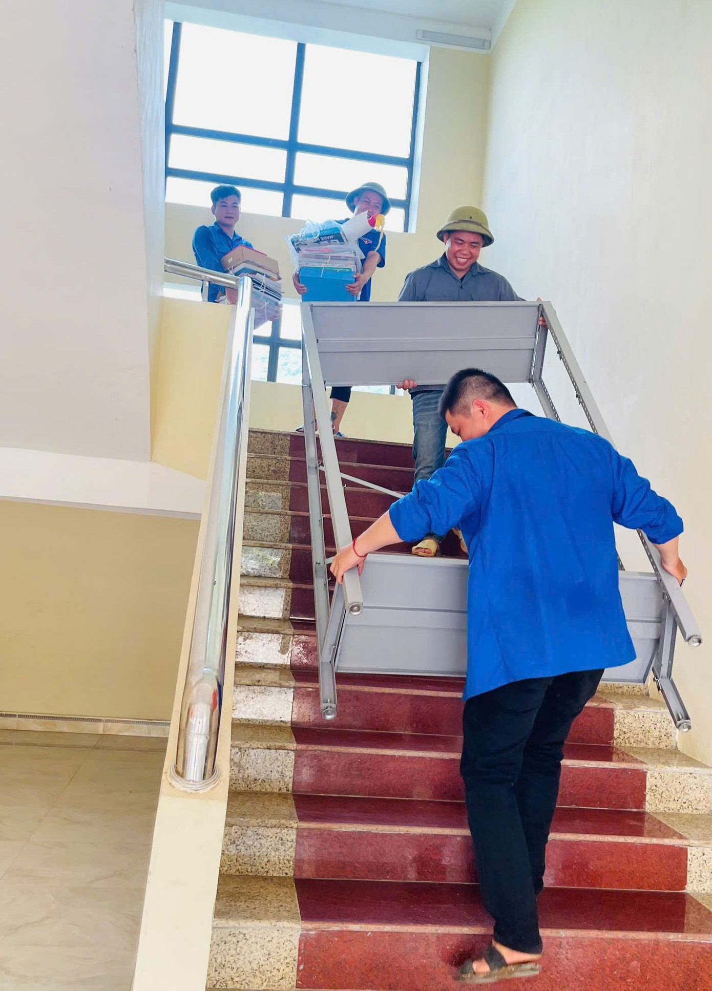 Đoàn viên, thanh niên hỗ trợ di chuyển đồ đạc, giúp sắp xếp nơi làm việc mới được vận hành thông suốt.