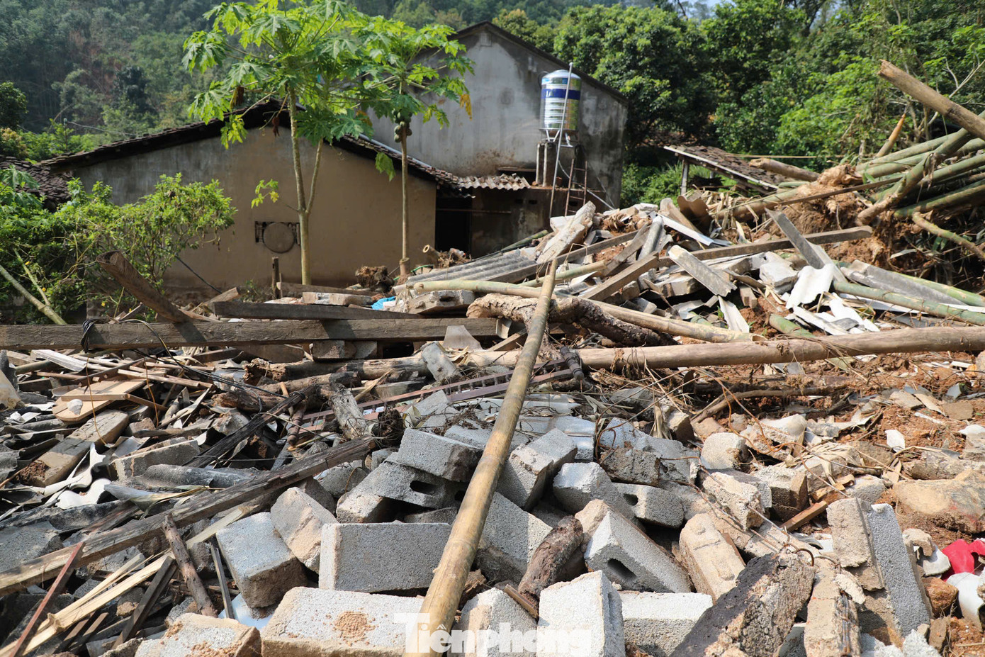 Sau lễ tang, bàn thờ anh Lập cũng chưa thể đưa về đây mà phải chờ xây dựng căn nhà mới. "Đêm hôm đó, vợ chồng tôi không thể ngủ vì trời mưa rất lớn. Khoảng 5h sáng, tôi dậy ra sân thì cây cối, đất đá ụp xuống nhà. Chồng tôi không chạy kịp", chị Nết kể lại. Căn nhà đổ nát, hoang tàn do sạt lở, cây cối đổ rạp.