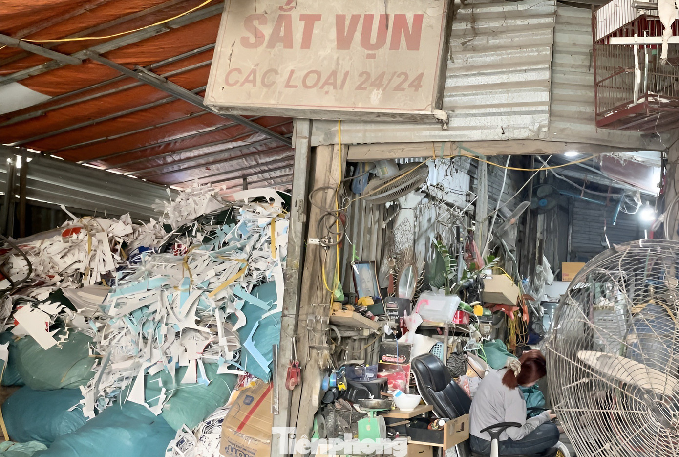 Một góc nhỏ trong căn xưởng này được chia làm nơi ở, sinh hoạt của 4 thành viên trong gia đình. Khi được hỏi về vụ cháy ở Thanh Trì, chủ cơ sở này nói, đã nghe tin vụ cháy. Tuy nhiên, với họ, nguy cơ cháy có vẻ còn rất xa.