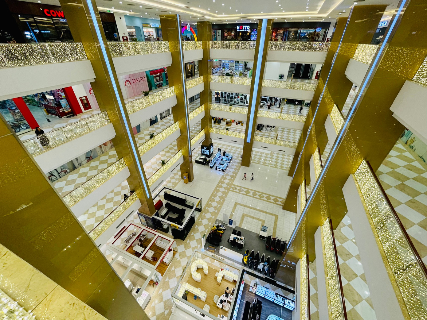 Tại một TTTM lớn trên đường Nguyễn Chí Thanh (quận Đống Đa, Hà Nội), vắng bóng khách qua lại.