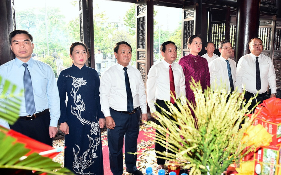 Thượng tướng Trịnh Văn Quyết cùng các đồng chí lãnh đạo tỉnh Tuyên Quang và Hà Giang dâng hương, kính cáo tại Đền thờ Chủ tịch Hồ Chí Minh. Ảnh: Thanh Phúc.