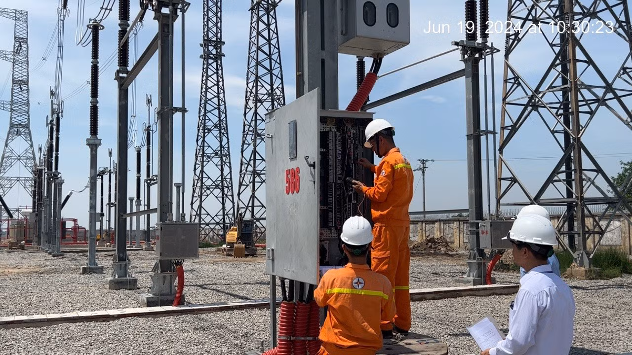 Toàn bộ thiết bị đều đã được kiểm tra, nghiệm thu. Sau khi lắp đặt, trạm biến áp 500kV Phố Nối phải thí nghiệm xem các thiết bị đã đảm bảo vận hành, thời gian đóng cắt… trong giới hạn cho phép chưa mới tiến hành đóng điện. Trong ảnh, ngày 19/6, những kỹ sư tại trạm biến áp 500kV Phố Nối kiểm tra hộp điện tại công trình.