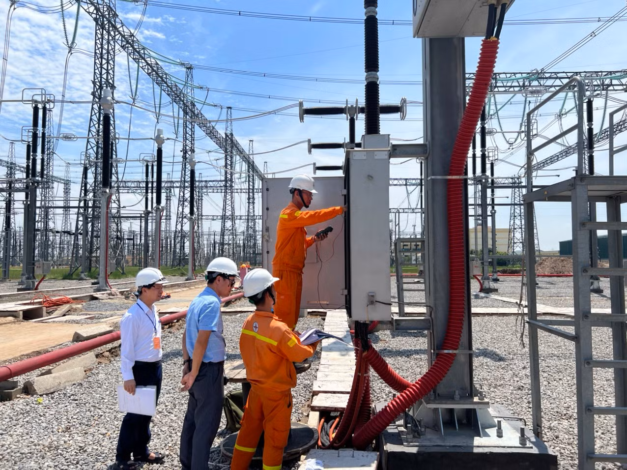 Toàn bộ thiết bị đều đã được kiểm tra, nghiệm thu. Sau khi lắp đặt, trạm biến áp 500kV Phố Nối phải thí nghiệm xem các thiết bị đã đảm bảo vận hành, thời gian đóng cắt… trong giới hạn cho phép chưa mới tiến hành đóng điện. Trong ảnh, ngày 19/6, những kỹ sư tại trạm biến áp 500kV Phố Nối kiểm tra hộp điện tại công trình.