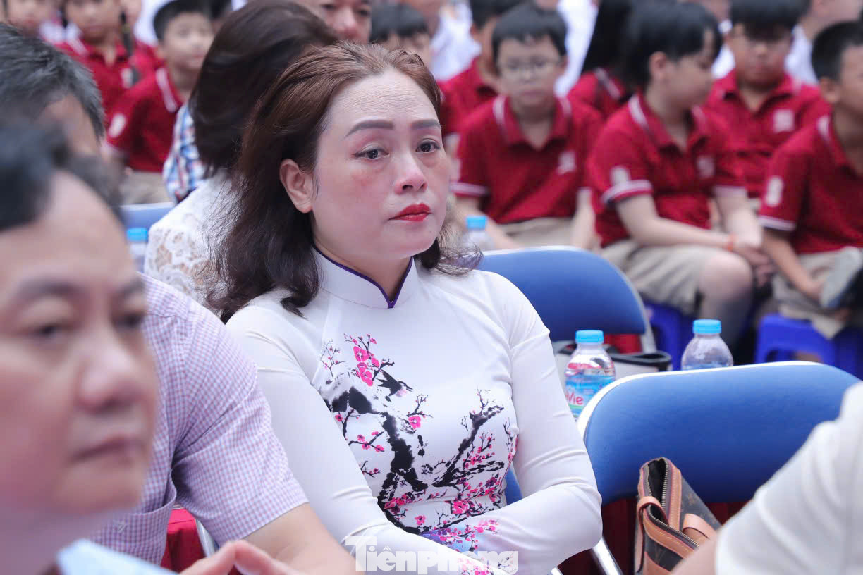 Nhiều giáo viên kìm nén cảm xúc khi nghe kể về những mất mát, đau thương của học sinh vùng cao trong bão và hoàn lưu bão Yagi