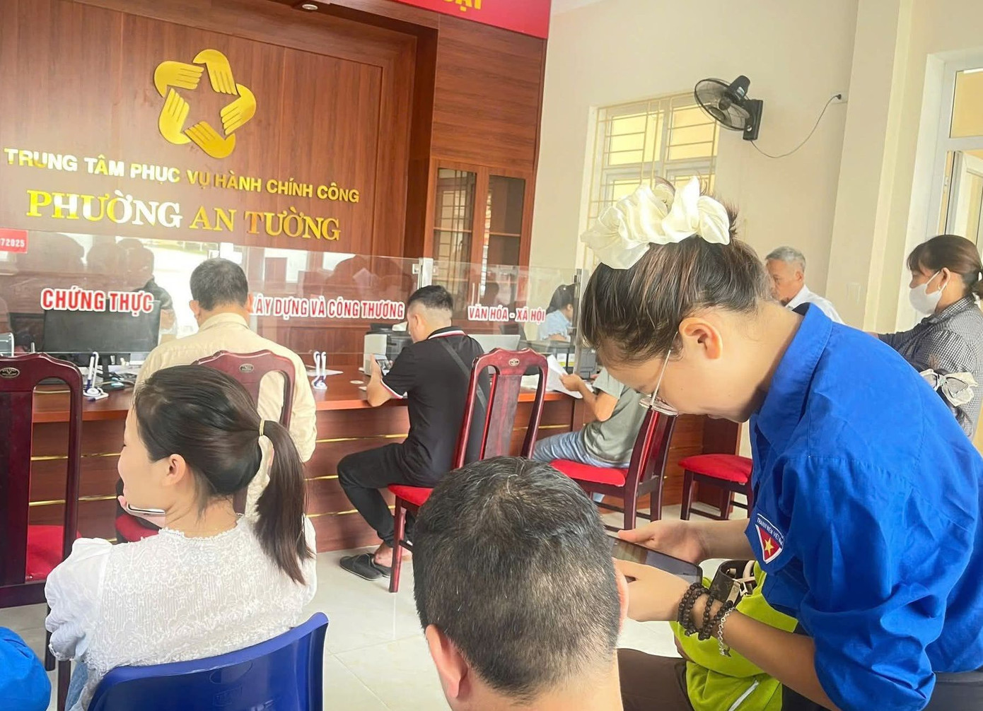 Trong ảnh là Trung tâm Dịch vụ hành chính công phường An Tường, tỉnh Tuyên Quang. Những ngày đầu vận hành mô hình chính quyền địa phương hai cấp ghi nhận lượng lớn người dân đến làm thủ tục hành chính. Đây là bước chuyển quan trọng trong tổ chức bộ máy, hướng đến phục vụ người dân hiệu quả hơn. Tại đây, ngoài các cán bộ xã chuyên trách, còn xuất hiện màu áo xanh của thanh niên tình nguyện.