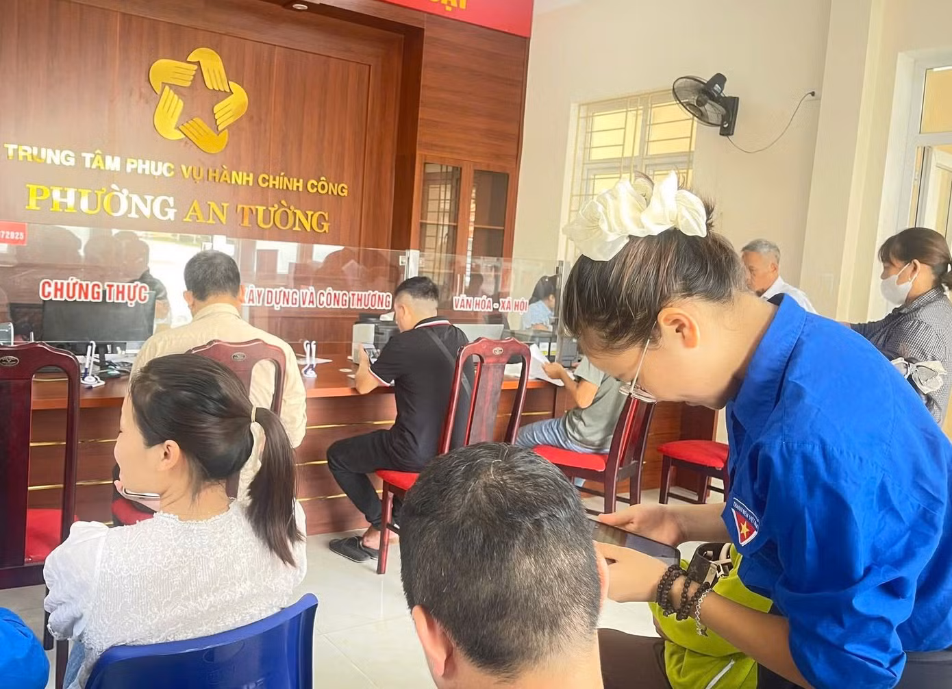 Trong ảnh là Trung tâm Dịch vụ hành chính công phường An Tường, tỉnh Tuyên Quang. Những ngày đầu vận hành mô hình chính quyền địa phương hai cấp ghi nhận lượng lớn người dân đến làm thủ tục hành chính. Đây là bước chuyển quan trọng trong tổ chức bộ máy, hướng đến phục vụ người dân hiệu quả hơn. Tại đây, ngoài các cán bộ xã chuyên trách, còn xuất hiện màu áo xanh của thanh niên tình nguyện.