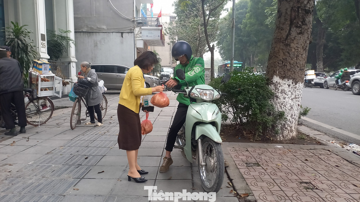 Các sàn thương mại điện tử, các chuỗi bán lẻ và các nhà bán hàng cá nhân cũng có sự đầu tư nhất định vào các hoạt động kích cầu và tận dụng những giải pháp giao hàng đa dạng, tiện lợi trên thị trường để nắm bắt cơ hội này.