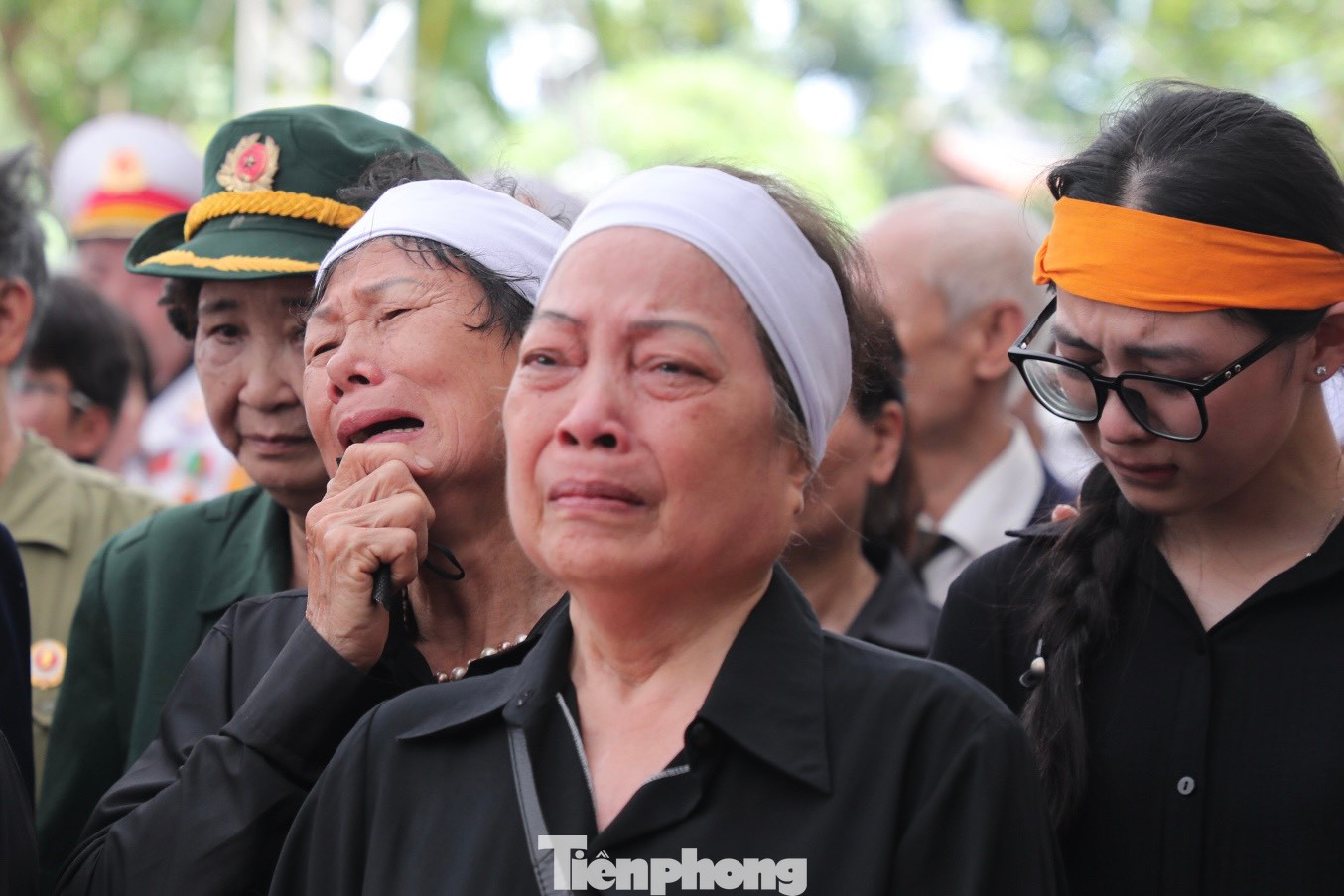 Đẫm nước mắt trong giờ phút tiễn biệt đồng chí Tổng Bí thư vì nước, vì dân.