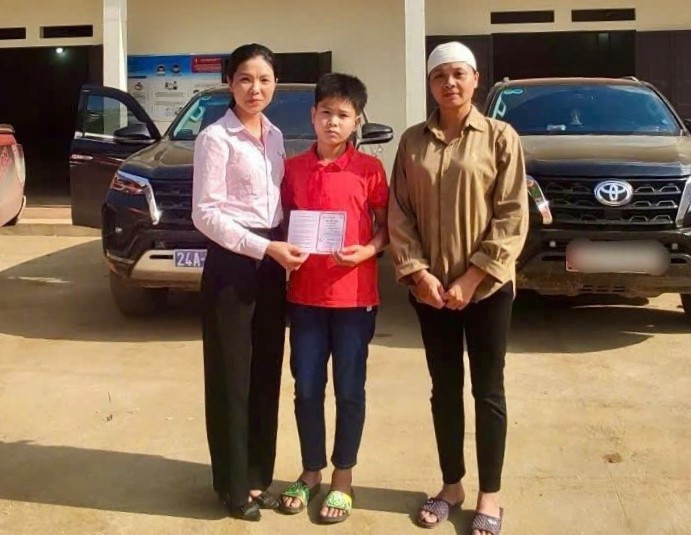 Chị Nguyễn Thị Thương Thương, Phó Giám đốc Phòng giao dịch Ngân hàng Chính sách xã hội huyện Bảo Yên, đại diện báo Tiền Phong và bạn đọc trao sổ tiết kiệm trị giá 30 triệu đồng đến mẹ con em Hoàng Anh Quân. Chị Nguyễn Thị Thương Thương, Phó Giám đốc Phòng giao dịch Ngân hàng Chính sách xã hội huyện Bảo Yên, đại diện báo Tiền Phong và bạn đọc trao sổ tiết kiệm trị giá 30 triệu đồng đến mẹ con em Hoàng Anh Quân.