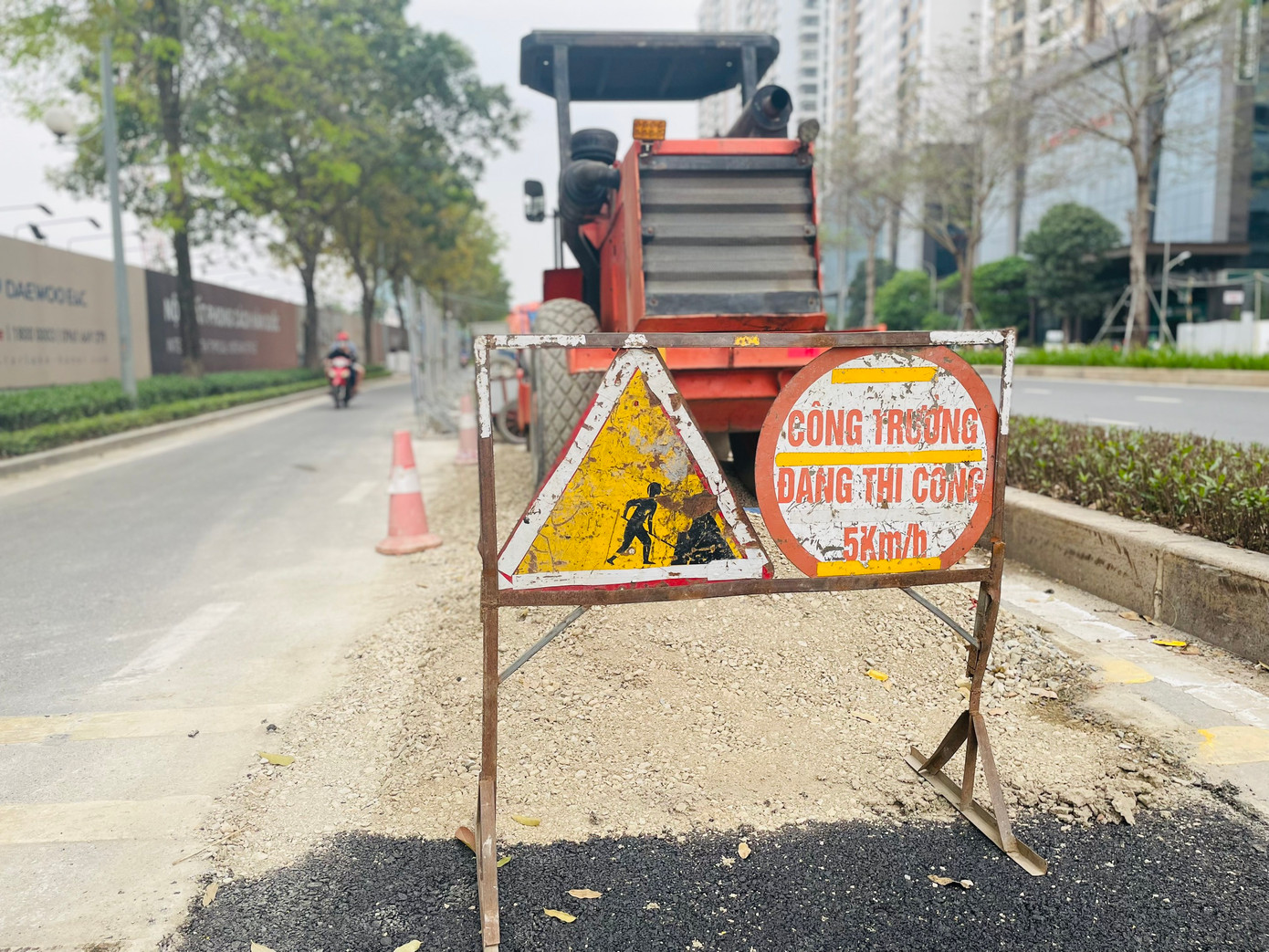 Công trường được quây 3 mặt, với biển báo "công trường đang thi công" mà không hề có các thông tin về tên công trình, chủ đầu tư, đơn vị thi công...