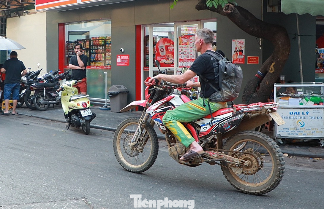 Nhiều khách du lịch đi xe phân khối lớn nhưng cũng không đội mũ bảo hiểm